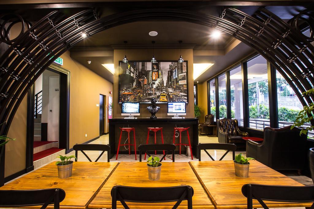 Manhattan Business Hotel Damansara Perdana Петалинг Джая Екстериор снимка