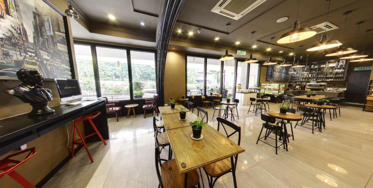 Manhattan Business Hotel Damansara Perdana Петалинг Джая Екстериор снимка